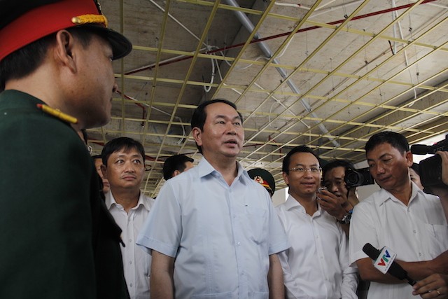 Chủ tịch nước Trần Đại Quang nghe giới thiệu về công trình Cung văn hóa thiếu nhi Đà Nẵng. Ảnh: Thanh Trần.