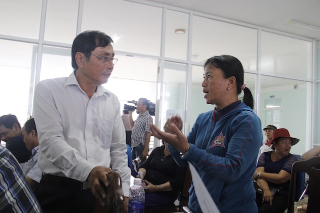 Một chủ buôn trao đổi với ông Nguyễn Đỗ Tám, Phó Giám đốc Sở NNPTNT Đà Nẵng về tình hình buôn bán thủy sản sau khi có thông tin cá chết. Ảnh: Thanh Trần. 