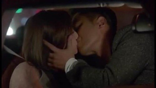 Cảnh hôn nhau trên xe của đôi nhân vật phụ trong phim Hậu duệ mặt trời. Ảnh: Chinatimes. 