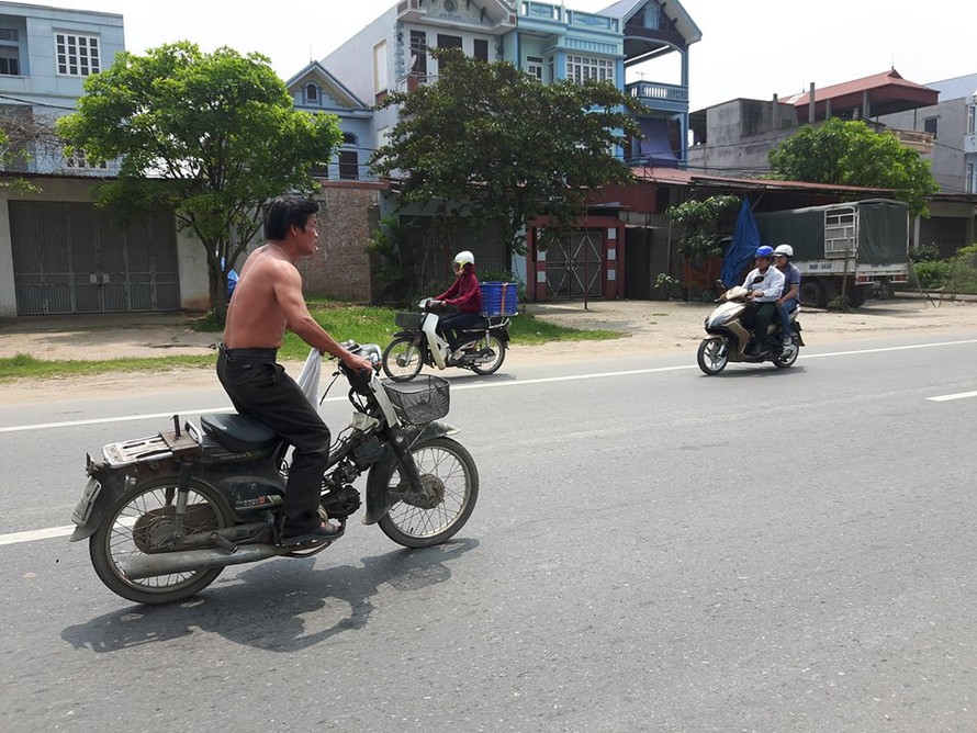 Người đàn ông đi xe máy trong tư thế này suốt quãng đường 5km khiến nhiều người đi đường bị phen "hú vía" (ảnh cắt từ clip)