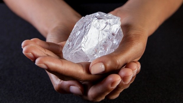 Tận thấy viên kim cương khủng giá 1.650 tỉ đồng