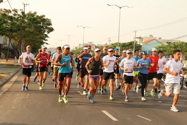 Các VĐV tham dự chạy bộ hành trình dài 2,8 km nhằm gây quỹ cho trẻ sơ sinh sáng 6/5 tại Đà Nẵng. Ảnh: Đào Phan