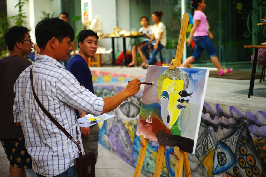 Các nghệ sĩ đang trực tiếp vẽ các tác phẩm của mình tại sự kiện. Ảnh: Nam Vũ/Fanpage Hanoi Creactive City