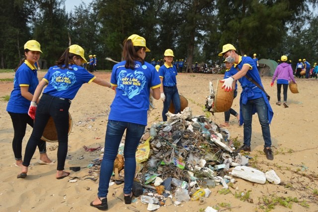 Hơn 1.000 ĐVTN tham gia Chiến dịch 'Hãy làm sạch biển' tại Quảng Bình