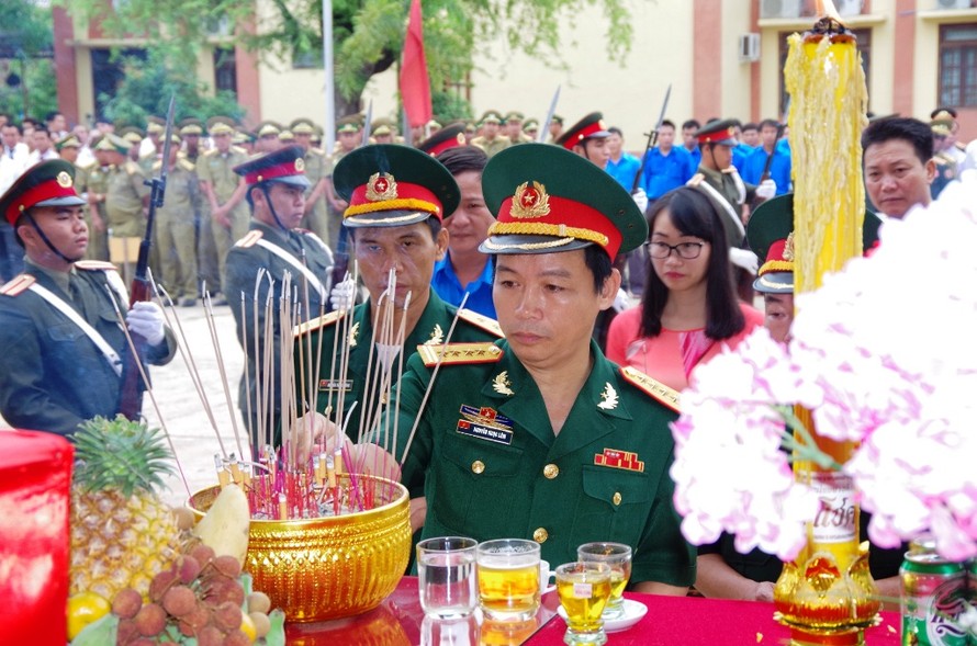 Đoàn đại biểu Bộ CHQS tỉnh TT-Huế dâng hương lên các liệt sĩ quân tình nguyện hy sinh tại Lào. Ảnh: Sáu Lê 