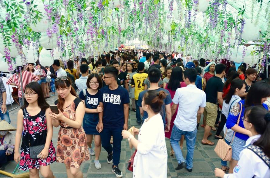 Fuji Matsuri là lễ hội thường niên của Nhật Bản được tổ chức hàng năm vào giữa tháng 4 đến giữa tháng 5 nhằm tôn vinh loài hoa Tử Đằng, biểu tượng của tình yêu vĩnh cửu, và tình đoàn kết bác ái.
