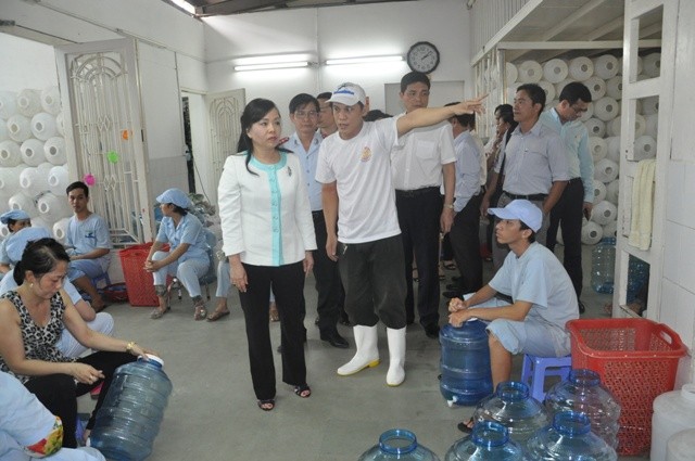 Bộ trưởng Y tế Nguyễn Thị Kim Tiến kiểm tra các cơ sở sản xuất nước uống đóng chai, đóng bình chiều 16/5.