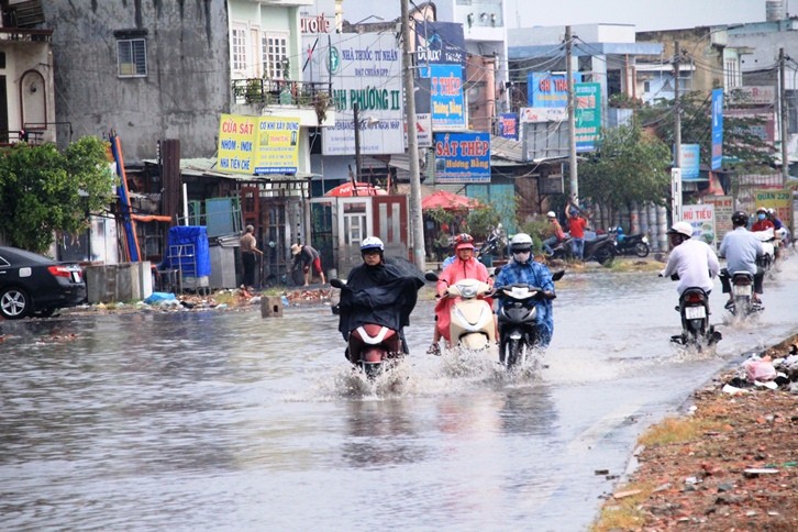 Cơn mưa lớn đầu mùa khiến nhiều tuyến đường bị ngập.
