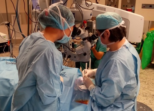 Giáo sư Donald Tan (phải) đang thực hiện ghép giác mạc cho bệnh nhân tại Bệnh viện FV.
