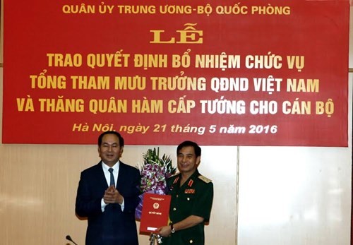 Chủ tịch nước Trần Đại Quang trao quyết định bổ nhiệm cho Trung tướng Phan Văn Giang. Ảnh: QĐND.