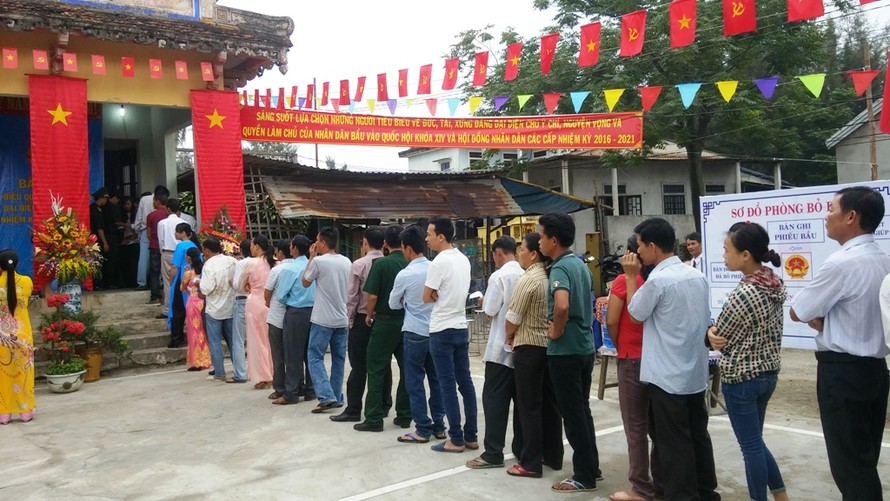Người dân ven biển Phú Vang (TT-Huế) nô nức hưởng ứng ngày hội lớn của đất nước. Ảnh: Ngọc Văn 