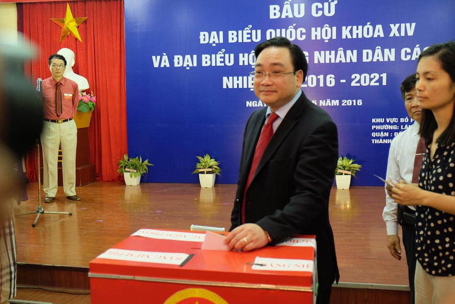 Bí thư Thành ủy Hà Nội Hoàng Trung Hải tham gia bầu cử tại khu vực bỏ phiếu số 3 phường Láng Hạ, Hà Nội. Ảnh: Trần Hoàng.