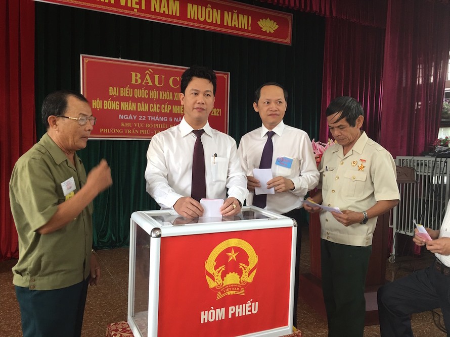 Chủ tịch UBND tỉnh Hà Tỉnh Đặng Quốc Khánh bỏ phiếu tại tổ bầu cử số 2, phường Trần Phú, TP Hà Tĩnh.