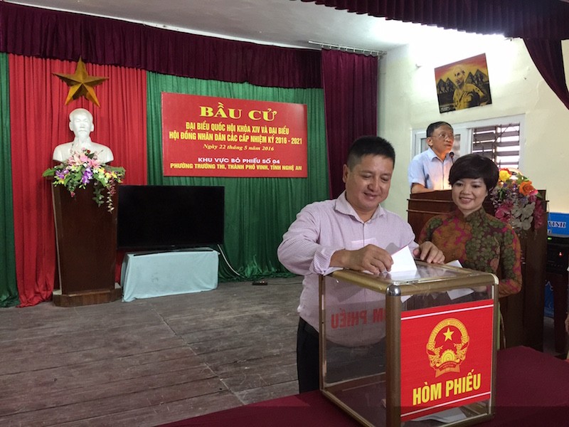 Vợ chồng danh hài Chí Trung bầu cử tại Nghệ An