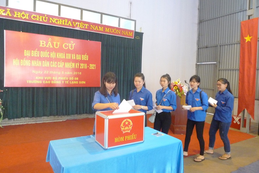 Đoàn viên Trường CĐ Y tế Lạng Sơn hồ hởi bỏ phiếu.