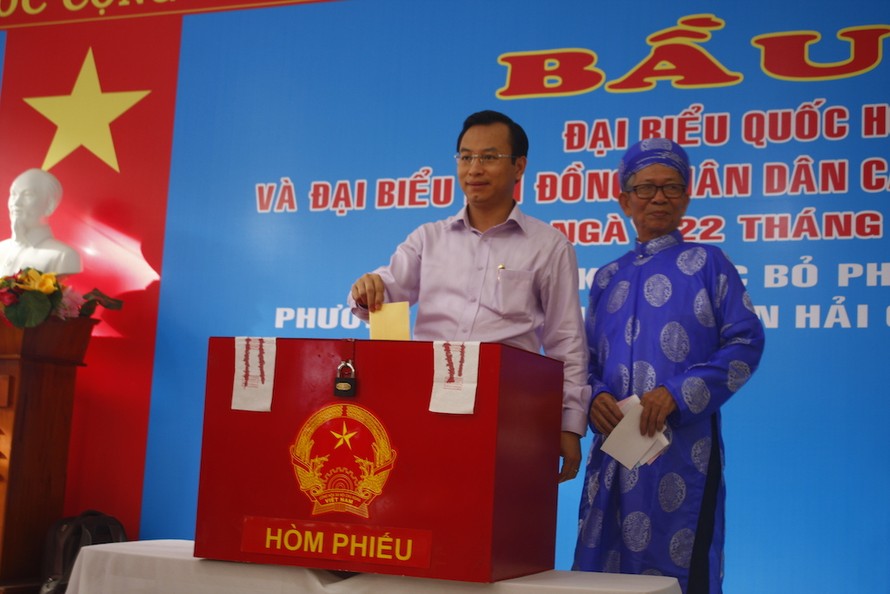 Ông Nguyễn Xuân Anh, Bí thư Thành ủy Đà Nẵng đi bầu cử thực hiện quyền cử tri của mình