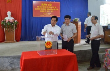 Chủ tịch Hội đồng Dân tộc của Quốc hội Hà Ngọc Chiến bỏ phiếu bầu cử tại phường Sông Bằng, TP Cao Bằng. Ảnh: Anh Tuấn