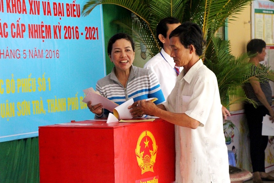 Người dân Đà Nẵng háo hức đi bầu cử từ sớm. Ảnh: Đào Phan. 