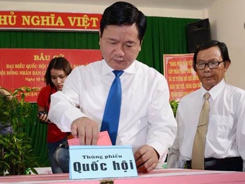 Bí thư Thành ủy TPHCM Đinh La Thăng thực hiện quyền lợi, nghĩa vụ công dân của mình.