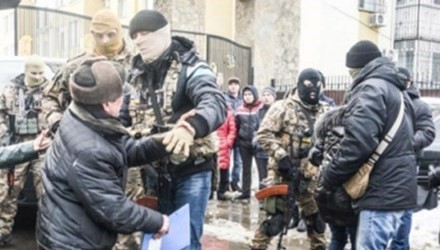 Lực lượng an ninh kiểm tra bất ngờ và thu giữ tiền của người Việt Nam ở Odessa. Ảnh: Prawwwda