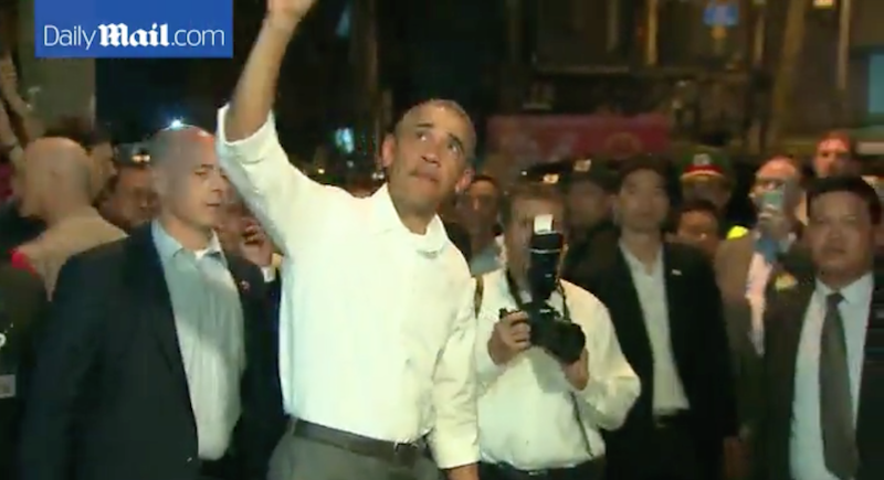 Báo Anh đăng video ông Obama thưởng thức bún chả ở Hà Nội 