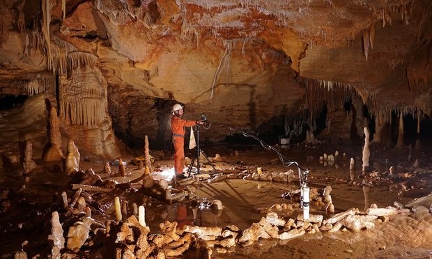 Tàn tích của bức tường 175.000 năm tuổi trong hang động Pyrénées.
