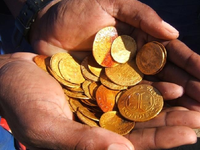 Những đồng xu vàng quý giá được tìm thấy dưới lớp cát dày của sa mạc Namibia.