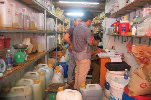 Thu giữ lượng lớn hóa chất tại chợ Kim Biên
