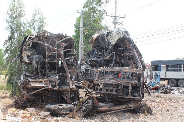 Hai chiếc xe cháy rụi trong vụ tai nạn