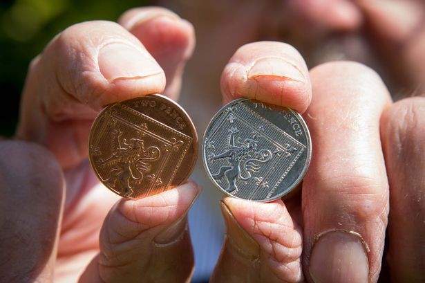 Khi một người tình cờ phát hiện ra đồng xu 2 pence Anh bằng bạc, anh ta đã nghi ngờ đây là một đồng tiền giả, bởi xu 2 pence thường được đúc bằng đồng.