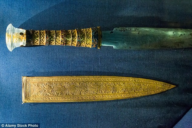 Lưỡi dao làm từ thiên thạch sắt của vua Tutankhamun.
