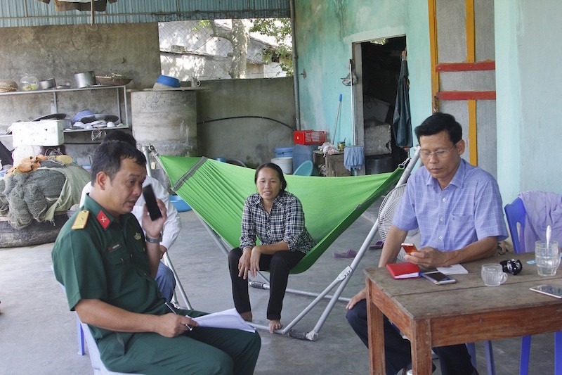 Lực lượng chức năng có mặt tại nhà anh Phạm Văn Lệ để nắm thông tin.