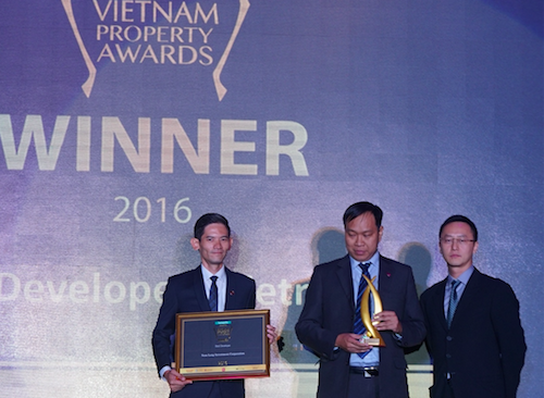 Đại diện Nam Long nhận giải thưởng “Nhà phát triển Bất động sản tốt nhất 2016”