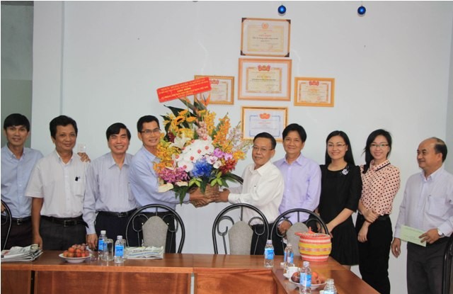Đoàn công tác của Thành ủy do ông Nguyễn Hữu Hiệp, Trưởng Ban tổ chức Thành ủy TPHCM dẫn đầu đã đến thăm hỏi, tặng hoa chúc mừng Cơ quan đại diện báo Tiền Phong tại TPHCM