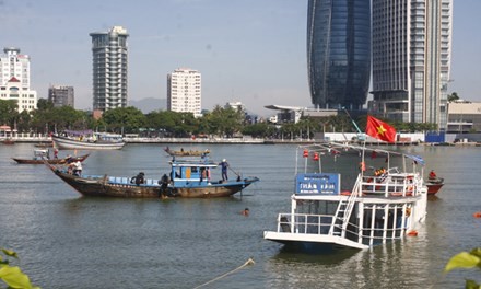 Tàu Thảo Vân 2 hoạt động chui, chở số người quá quy định ngay trung tâm TP Đà Nẵng. Ảnh: Nguyễn Thành.