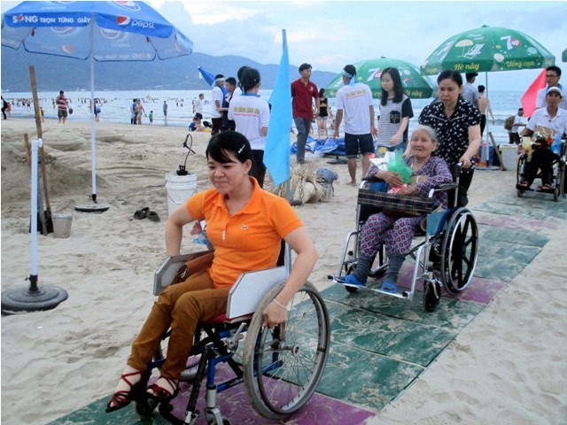 Lối đi dễ dàng giúp cho những người khuyết tật, người già đi lại khó khăn ra biển. Ảnh: Giang Thanh