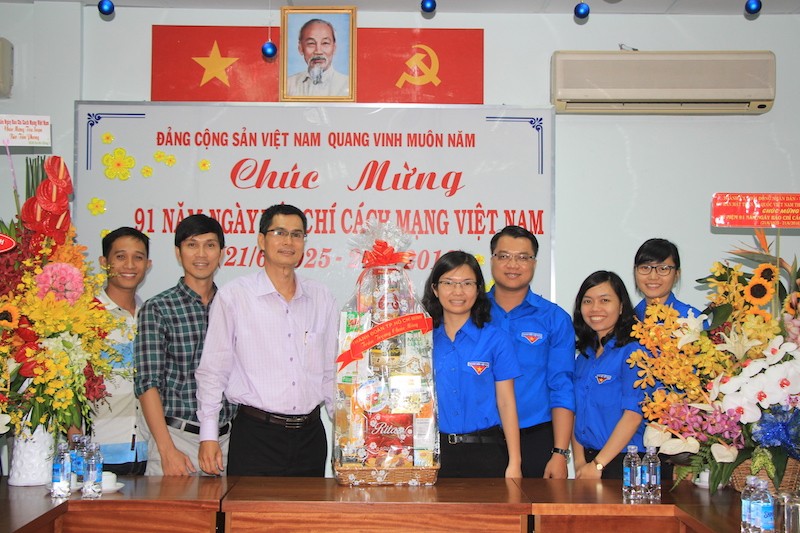 Chị Vương Thanh Liễu, Phó bí thư Thành Đoàn, Chủ tịch Hội đồng Đội TPHCM, gửi lẵng hoa và chúc mừng lãnh đạo, phóng viên báo Tiền Phong tại TPHCM. 
