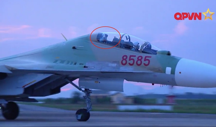 Phi công Khải và cái vẫy tay từ buồng lái Su-30