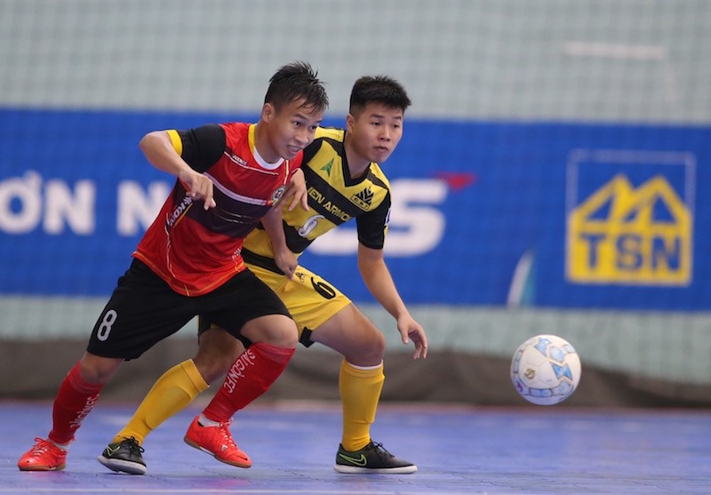 Cầu thủ đội Cao Bằng (áo vàng) tranh bóng với đội Sài Gòn FC.