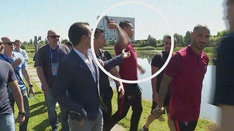 RADIO EURO 2016: Ronaldo ném micro của phóng viên xuống hồ