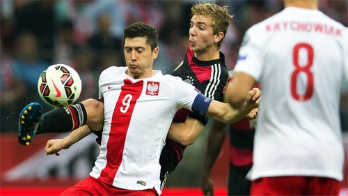Ba Lan của Lewandowski (áo trắng, trái) mới có hai bàn và chưa để lọt lưới lần nào. Ảnh: Reuters