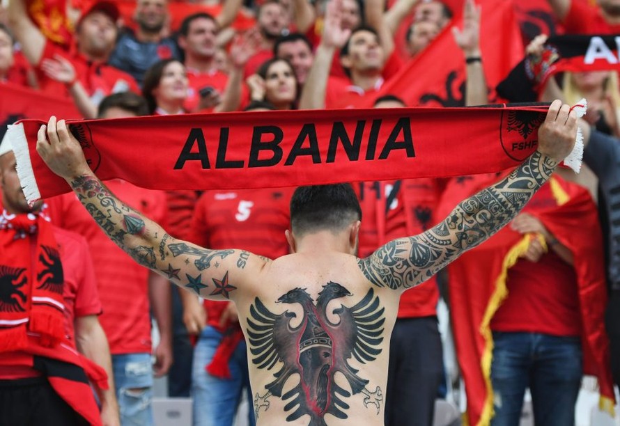 Một fan của ĐTQG Albania xăm trên lưng hình con đại bàng hai đầu hùng dũng - biểu tượng xuất hiện trên quốc kì Albania.