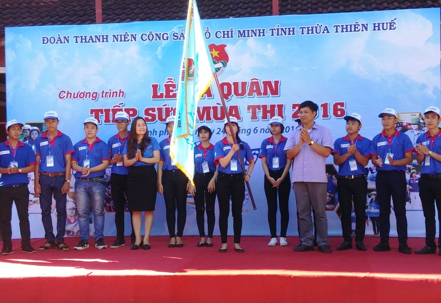 Tỉnh Đoàn TT-Huế và đại diện lãnh đạo tỉnh phát lệnh xuất quân tiếp sức mùa thi năm 2016 tại Huế. 