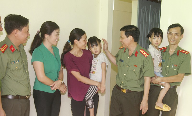 Lãnh đạo Công an tỉnh Thanh Hóa trao nhà tình nghĩa cho gia đình các chiến sỹ khó khăn. 