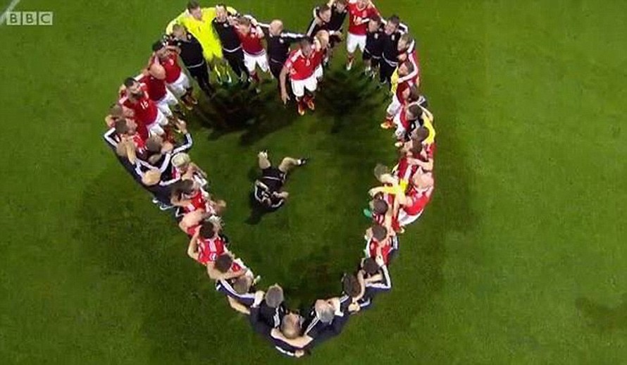 Cầu thủ xứ Wales xếp hình trái tim mừng chiến tích lịch sử