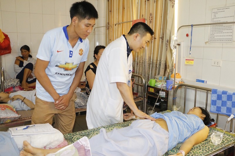 Bác sỹ Nguyễn Viết Thọ người trực tiếp hiến máu đang thăm khám cho bệnh nhân. 