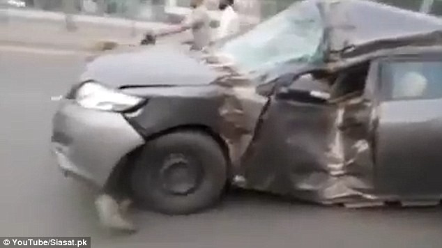 Thông thường, khi một chiếc xe hơi bị hư hỏng, chủ nhân của nó sẽ lập tức đưa đến gara để sửa chữa. Thế nhưng, một tài xế người Pakistan đã điềm nhiên lái chiếc xe nát bươm vì tai nạn của mình xuống phố như chưa hề có chuyện gì xảy ra.