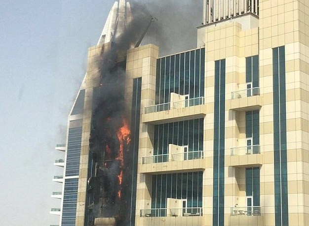 Dubai: Chung cư 75 tầng bốc cháy như đuốc giữa trời