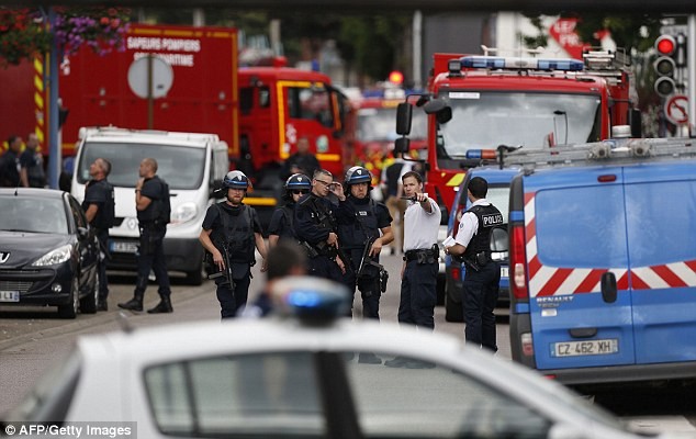Hiện trường vụ bắt cóc, sát hại con tin trong nhà thờ Pháp