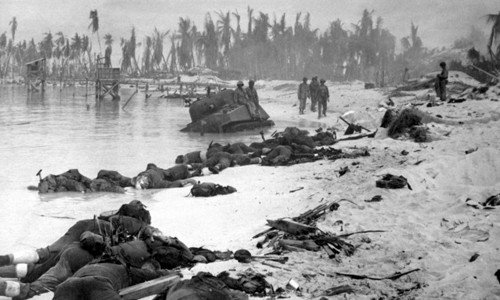 Lính Mỹ hứng chịu thương vong nặng nề khi đổ bộ lên bờ biển Tarawa. Ảnh: US Navy.